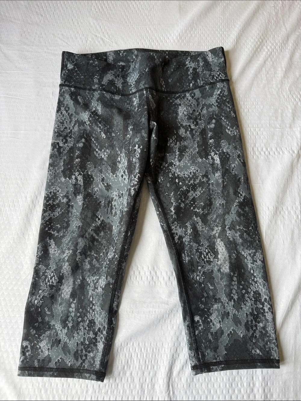 ALO Yoga Black and Gray Snake-Print Capri Leggings